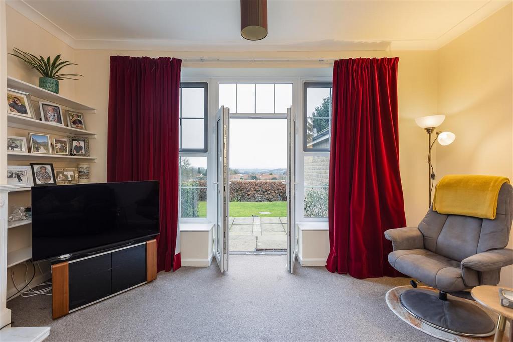 Kirkdale Court 4 Sitting Room-5.jpg
