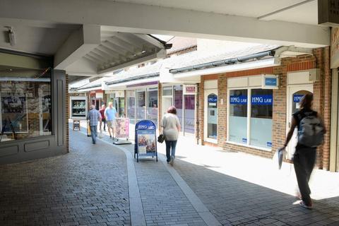 Convenience store to rent, Crown Walk by M, Bicester OX26