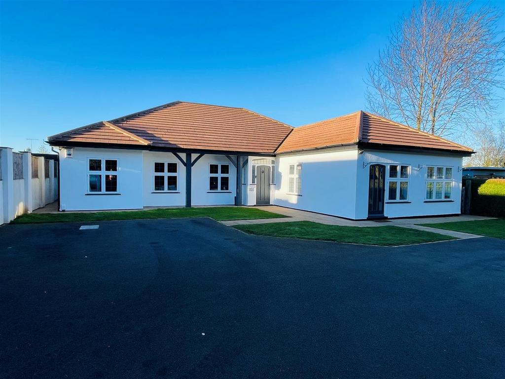Cropwell Road, Radcliffe on Trent, Nottingham 6 bed detached bungalow