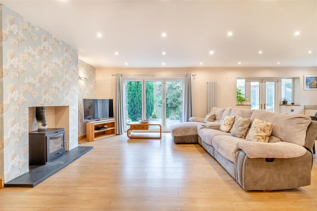 8581163-interior40.jpg