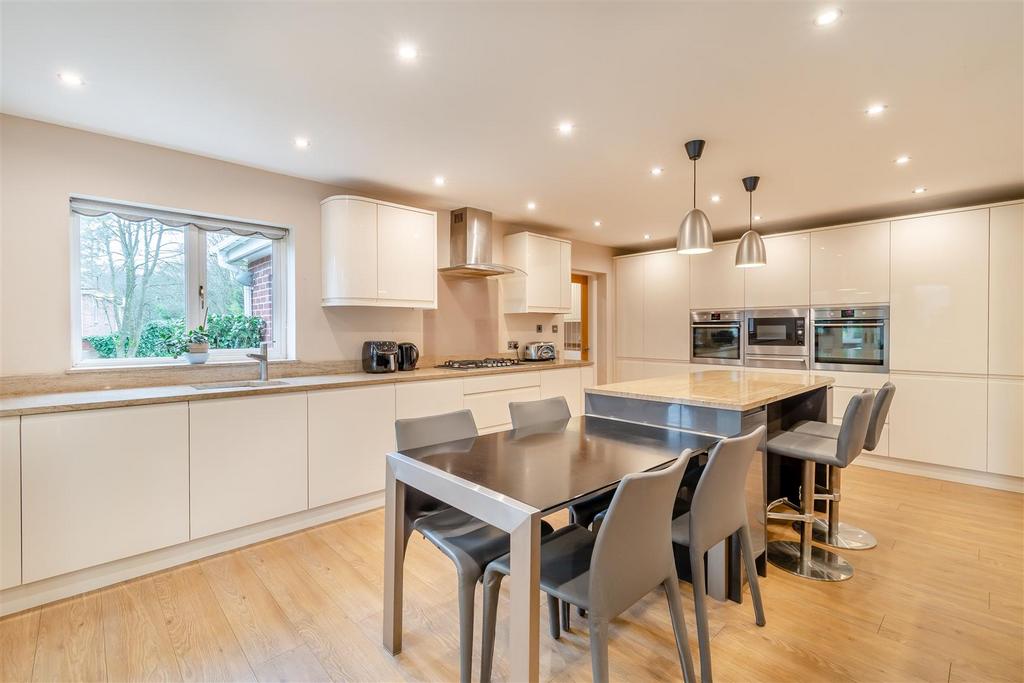 8581163-interior41.jpg