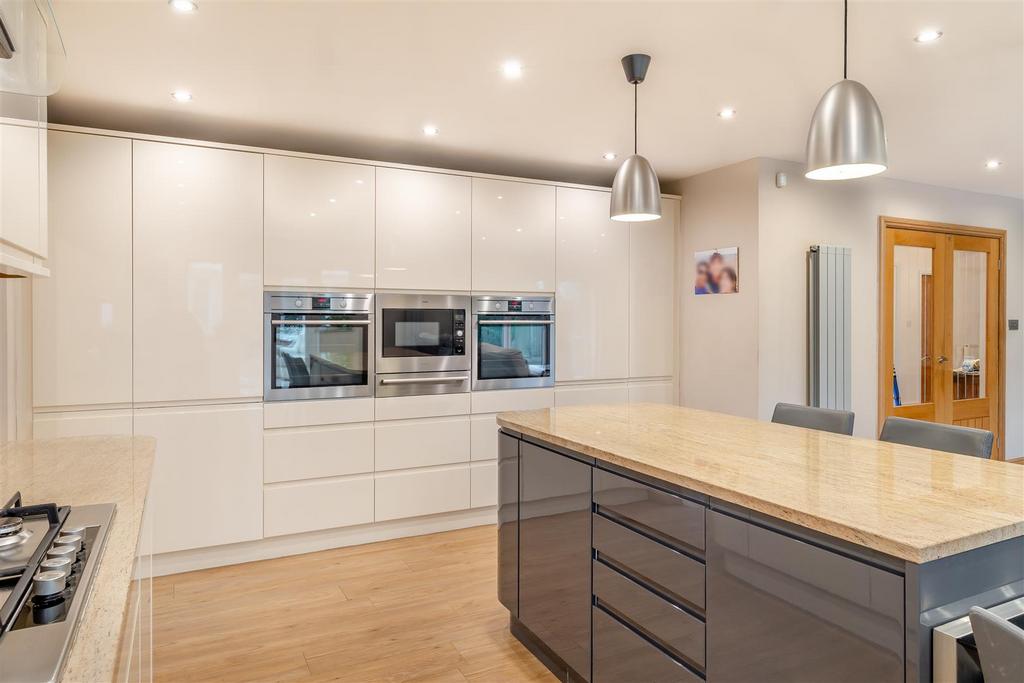 8581163-interior45.jpg