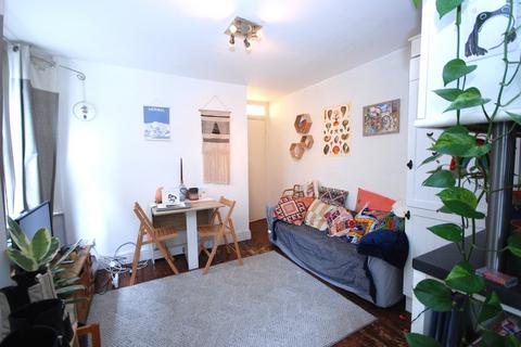 2 bedroom apartment to rent, Handforth Road, Oval SW9