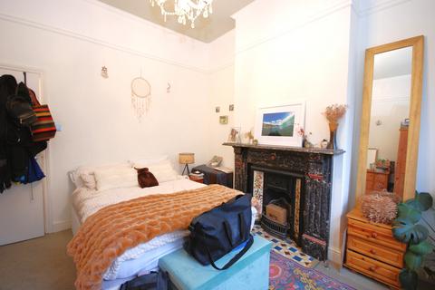 2 bedroom apartment to rent, Handforth Road, Oval SW9
