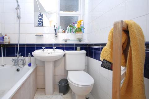 2 bedroom apartment to rent, Handforth Road, Oval SW9