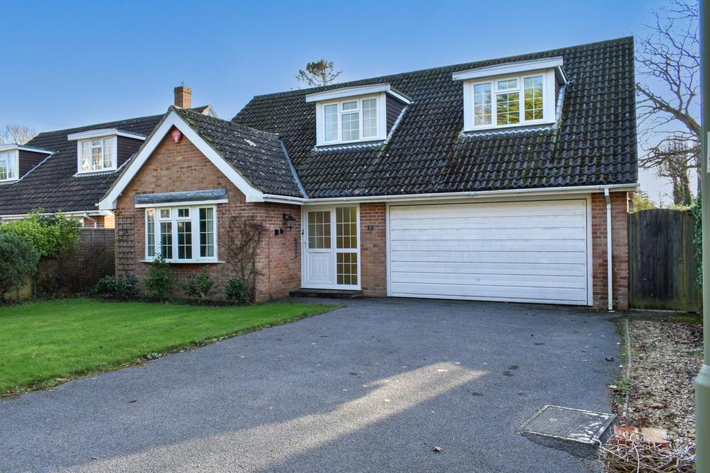 Manor Close, Milford on Sea... 3 bed detached house £850,000