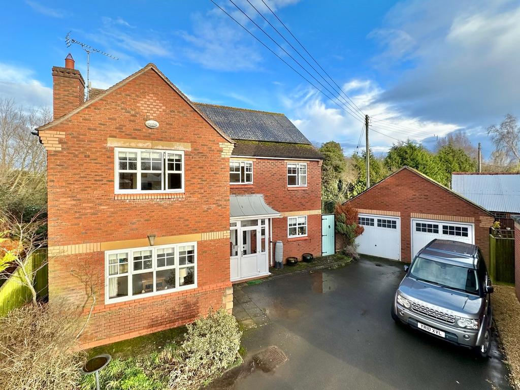 Lion Close, Madley, Hereford, HR2 4 bed detached house for sale £450,000