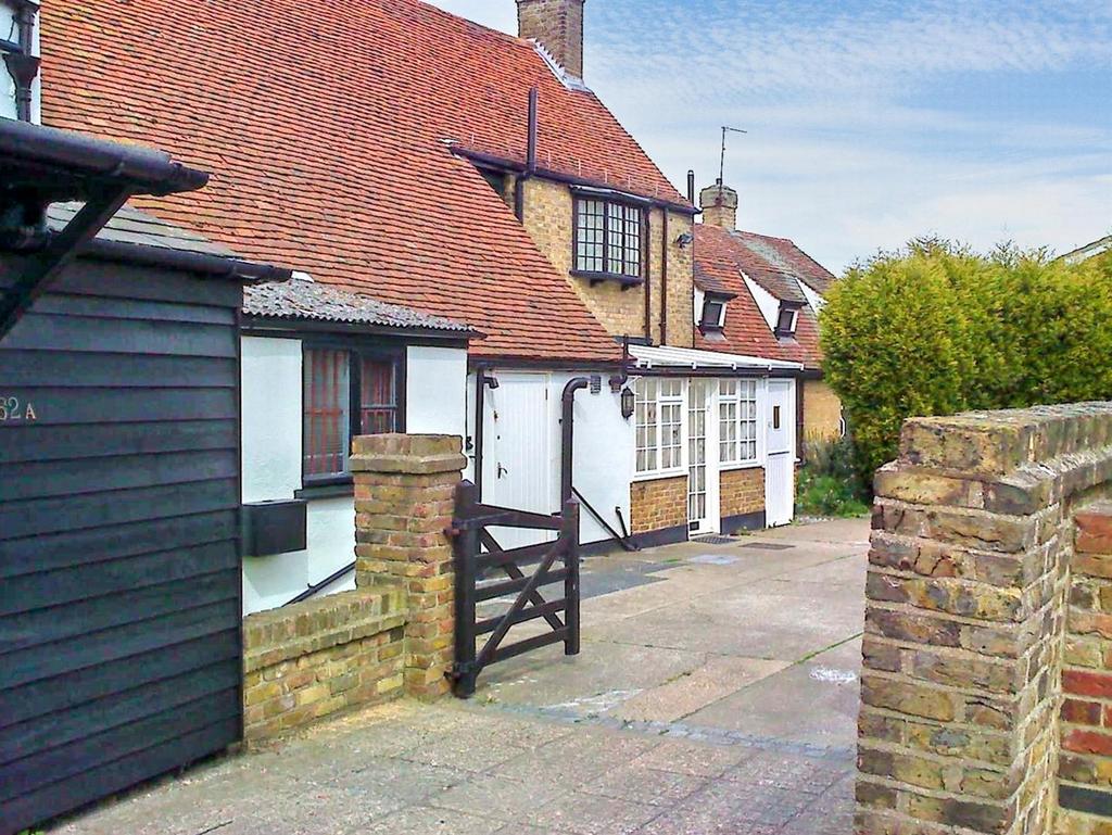 Cottage 2 Courtyard Shot.jpg