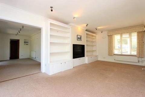 8 Highwold, Chipstead, Coulsdon, CR5 3LG