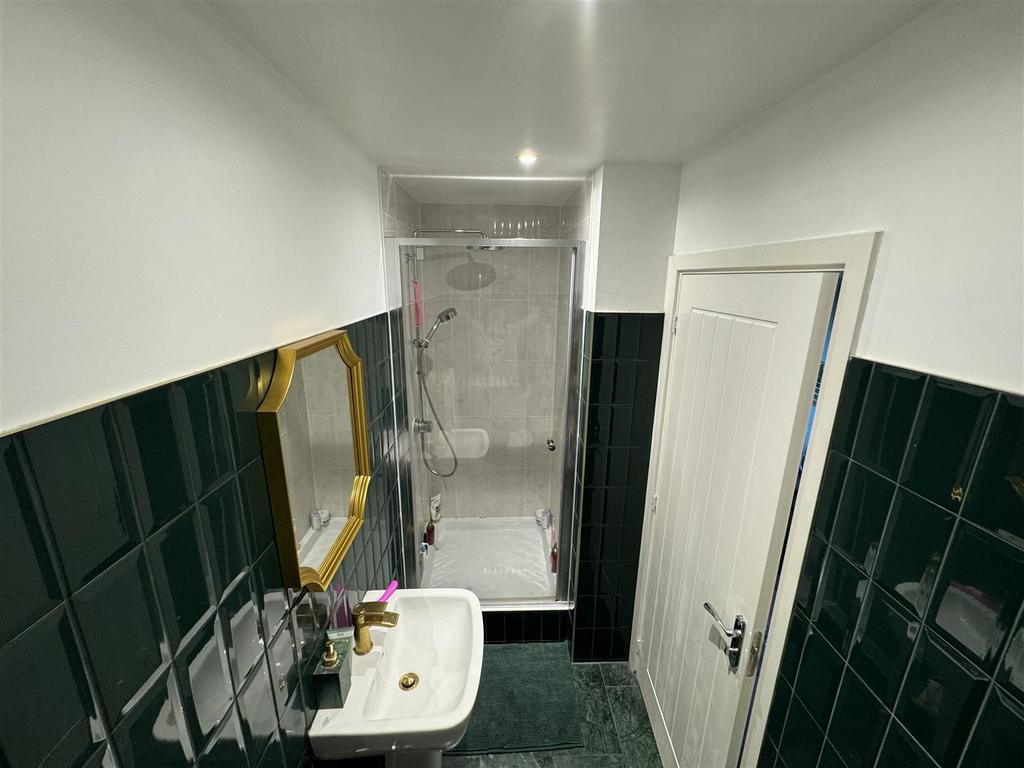 Ensuite Inside.jpg