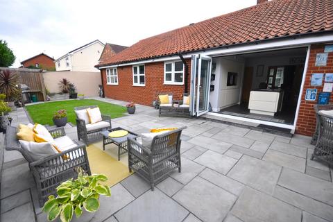 3 bedroom detached bungalow for sale, South End, Thorne, Doncaster