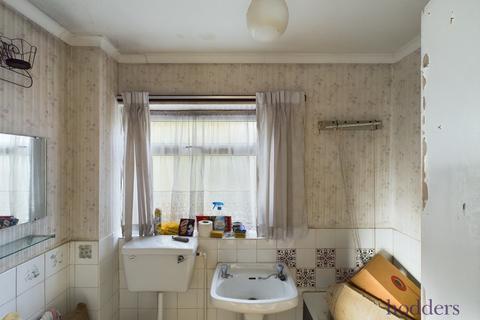 2 bedroom bungalow for sale, Lyndhurst Way, Chertsey, Surrey, KT16