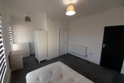 1 bedroom in a house share to rent, Room 1, WF6