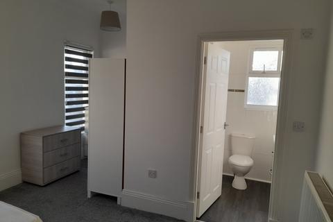 1 bedroom in a house share to rent, Room 1, WF6