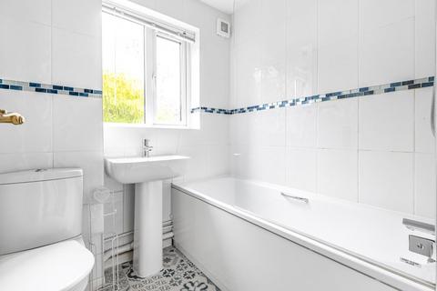 16 Carters Walk, Farnham, GU9 9AY