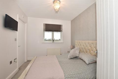 3 bedroom semi-detached house for sale - Rochester Road, Hornchurch, Essex