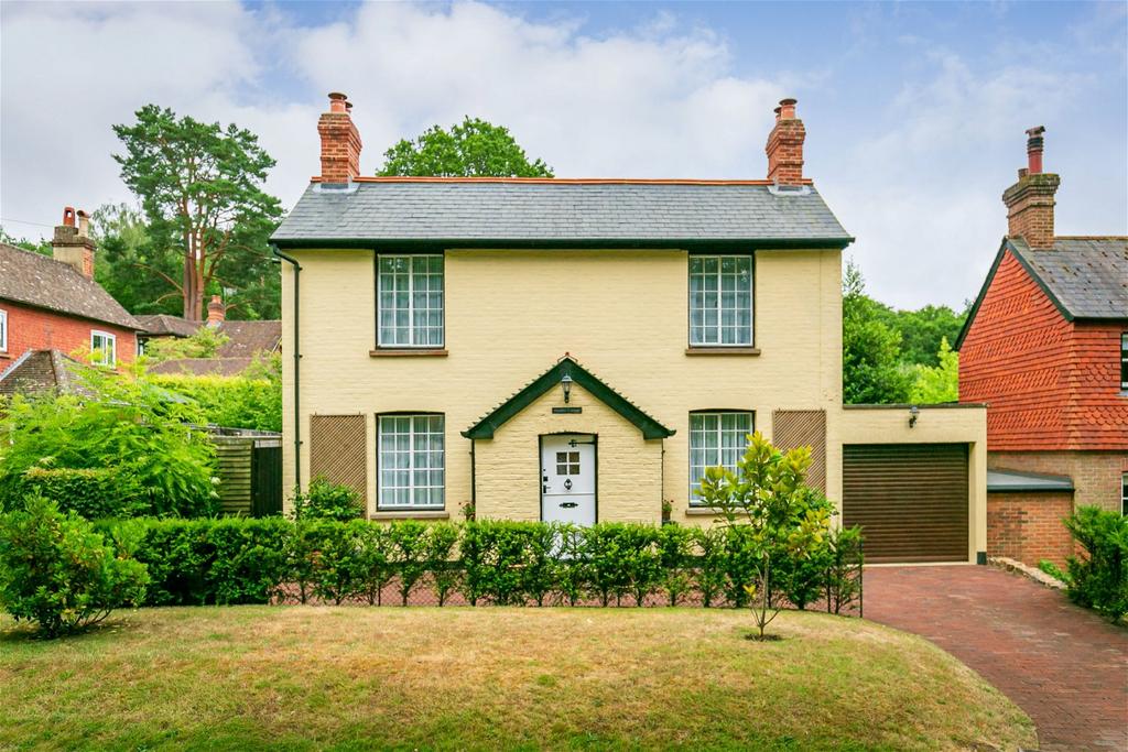 Blackheath Lane, Blackheath, Guildford, Surrey GU4 8RB 3 bed detached