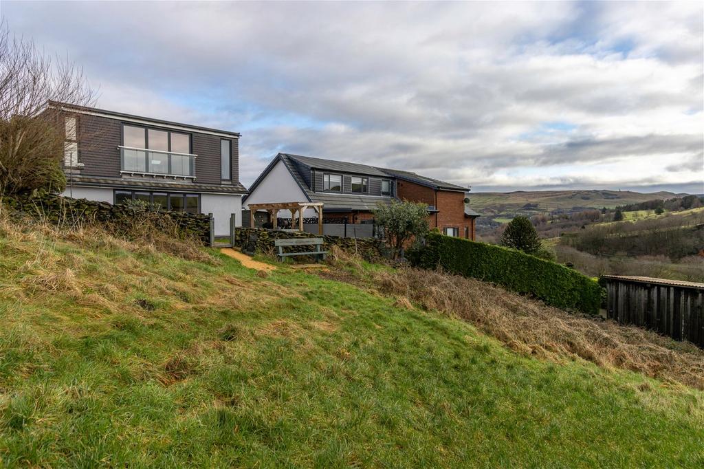 Broadgate, Dobcross, Saddleworth 3 bed detached house for sale £580,000