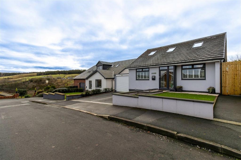 Broadgate, Dobcross, Saddleworth 3 bed detached house for sale £580,000