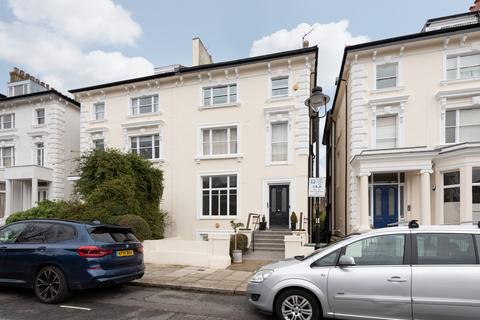 2 bedroom apartment for sale, Belsize Square, London, NW3