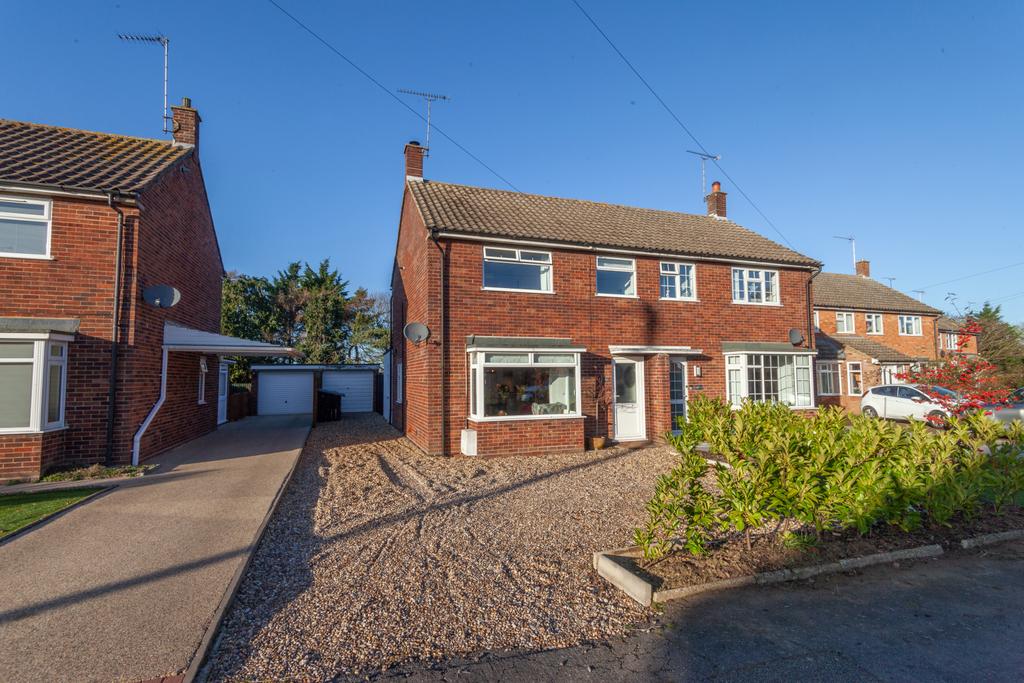 A Beautifully Presented Extended Three Bedroom Se
