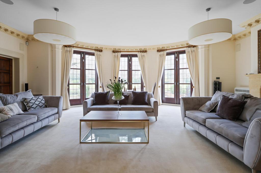 Road, Longcross, Chobham, Surrey, KT16 7 bed detached