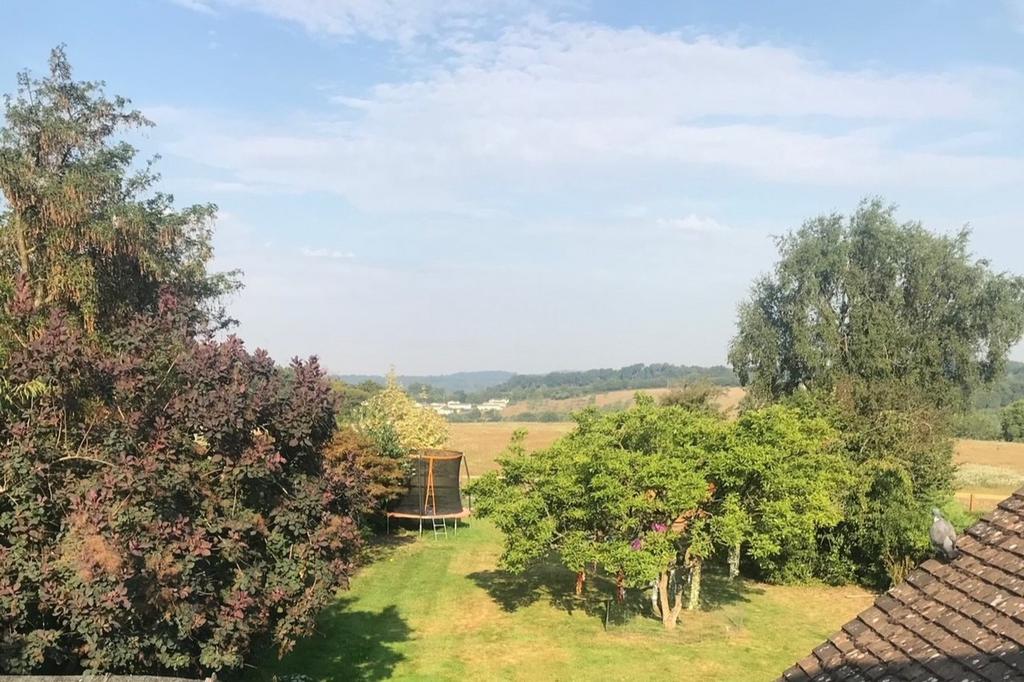 Holtspur Top Lane, Beaconsfield, HP9 3 bed chalet for sale £995,000