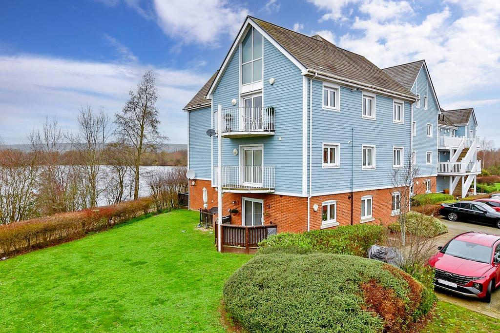 The Lakes, Larkfield, Kent 2 bed apartment for sale £260,000