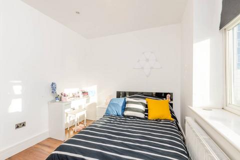 1 bedroom flat for sale, Chiswick High Road, Gunnersbury, London, W4