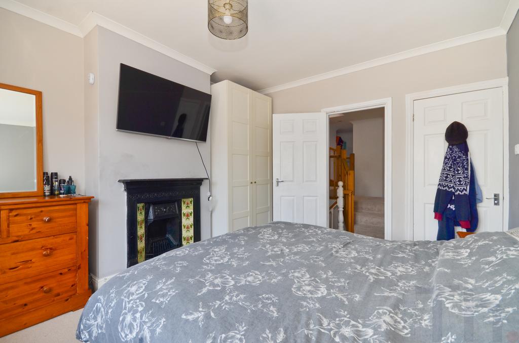 Bedroom 1 (2).JPG