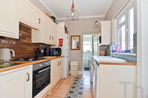 4 bedroom semi-detached house to rent, Cowes, Isle of Wight PO31