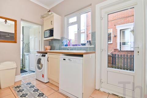 4 bedroom semi-detached house to rent, Cowes, Isle of Wight PO31