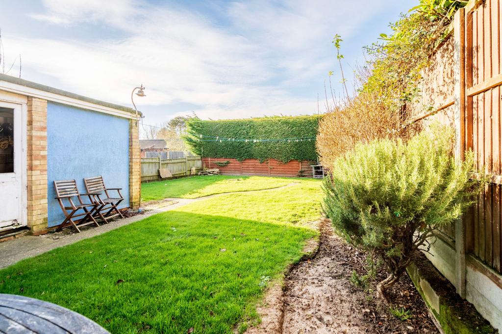 Broad Road, Oulton Broad, NR32 3 bed detached house £260,000