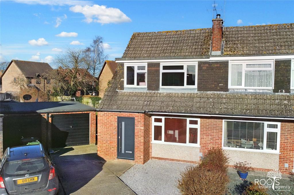 Curlew Close, Berkshire RG19 3 bed semidetached house for sale £375,000