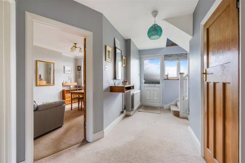 39 Broadhurst Gardens, Reigate, RH2 8AW