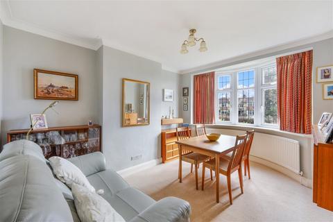 39 Broadhurst Gardens, Reigate, RH2 8AW