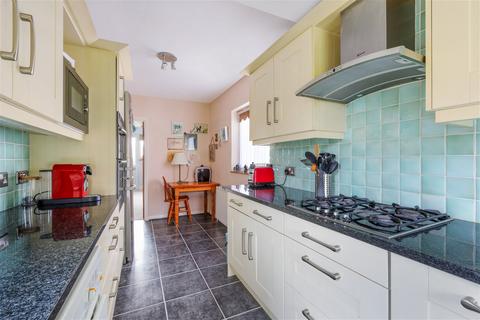39 Broadhurst Gardens, Reigate, RH2 8AW