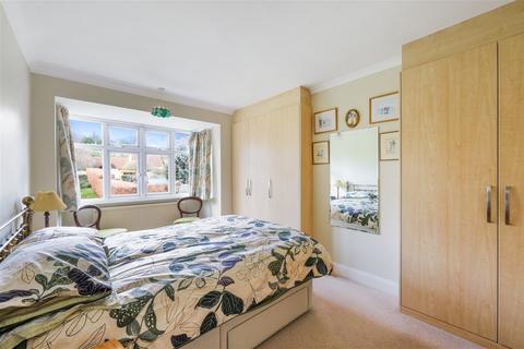 39 Broadhurst Gardens, Reigate, RH2 8AW