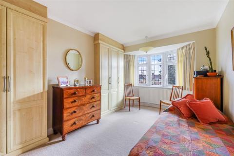 39 Broadhurst Gardens, Reigate, RH2 8AW