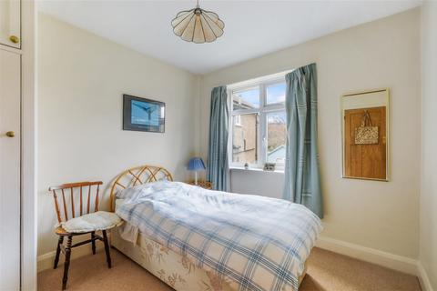 39 Broadhurst Gardens, Reigate, RH2 8AW