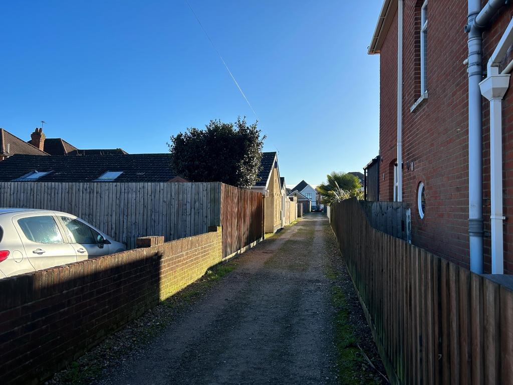 Southbourne commercial Industrial unit to rent £