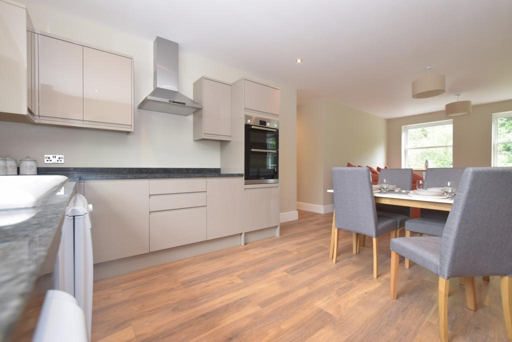 Wedglen Estate Midhurst GU29 3 bed apartment to rent £1,250 pcm (£288 pw)