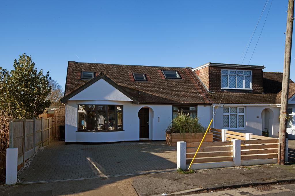 Lilac Avenue, Wickford 4 bed bungalow for sale £550,000