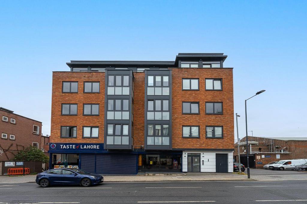 Park House, Manor Park Road... 1 bed apartment £1,750 pcm (£404 pw)
