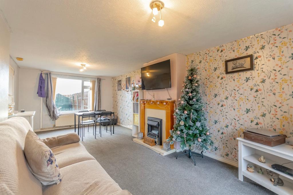 Mildenhall Crescent, Nottingham, Nottinghamshire, NG5 5RP 3 bed end of