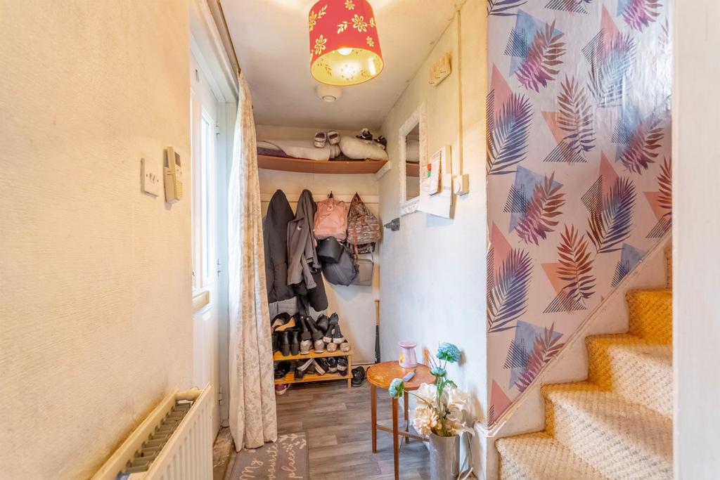 Mildenhall Crescent, Nottingham, Nottinghamshire, NG5 5RP 3 bed end of