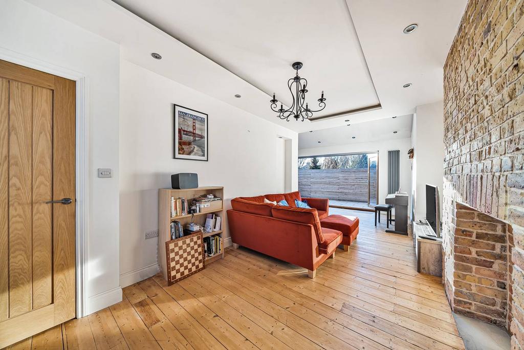 Lyne Crescent, Walthamstow, London, E17 4 bed semidetached house £