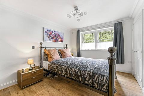 2 bedroom apartment for sale - Lakewood, Portsmouth Road, Esher, Surrey, KT10