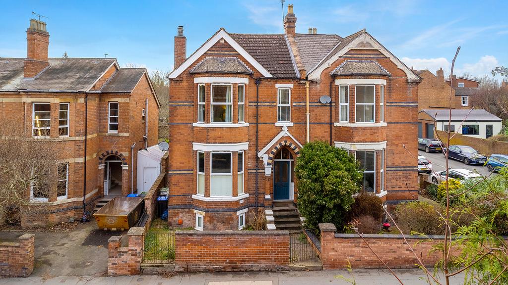 Rugby Road Leamington Spa, Warwickshire, CV32 6EH 4 bed semidetached