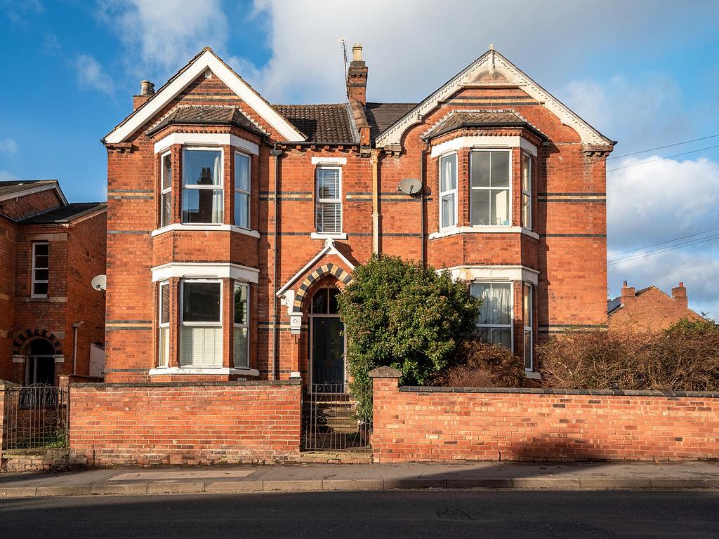 Rugby Road Leamington Spa, Warwickshire, CV32 6EH 4 bed semidetached